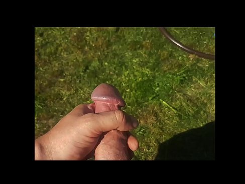 ❤️ Vroča lepotica dobi svojo rožnato pičko, ki jo jebe, in se zraven cmeri s curkom na poletnem vrtu ️❌ Sex video na porno sl.bassaniluigi.ru ☑